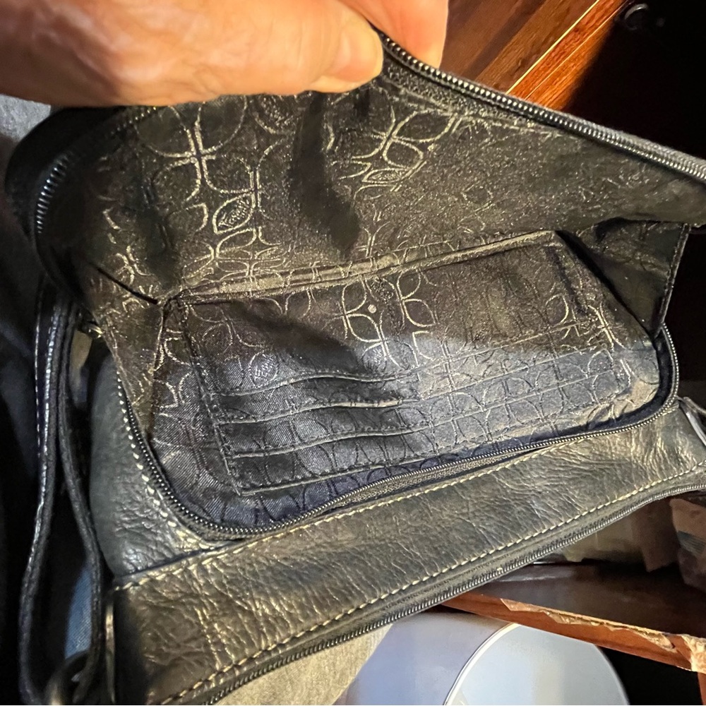 A Fossil crossbody with lots of pockets - Picture 7 of 12
